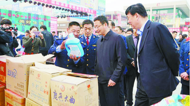 項城市消協(xié)、市工商局舉行國際消費者權益日宣傳活動