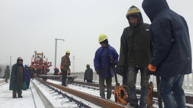 致敬！風(fēng)雪中的高鐵建設(shè)者