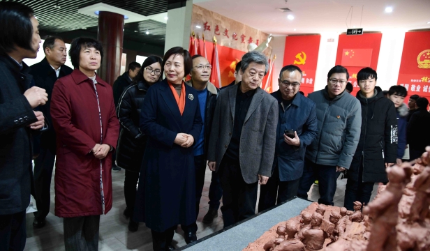 張振?！胺榛鹉甏扁x瓷泥塑藝術(shù)展在周口市文化中心展出