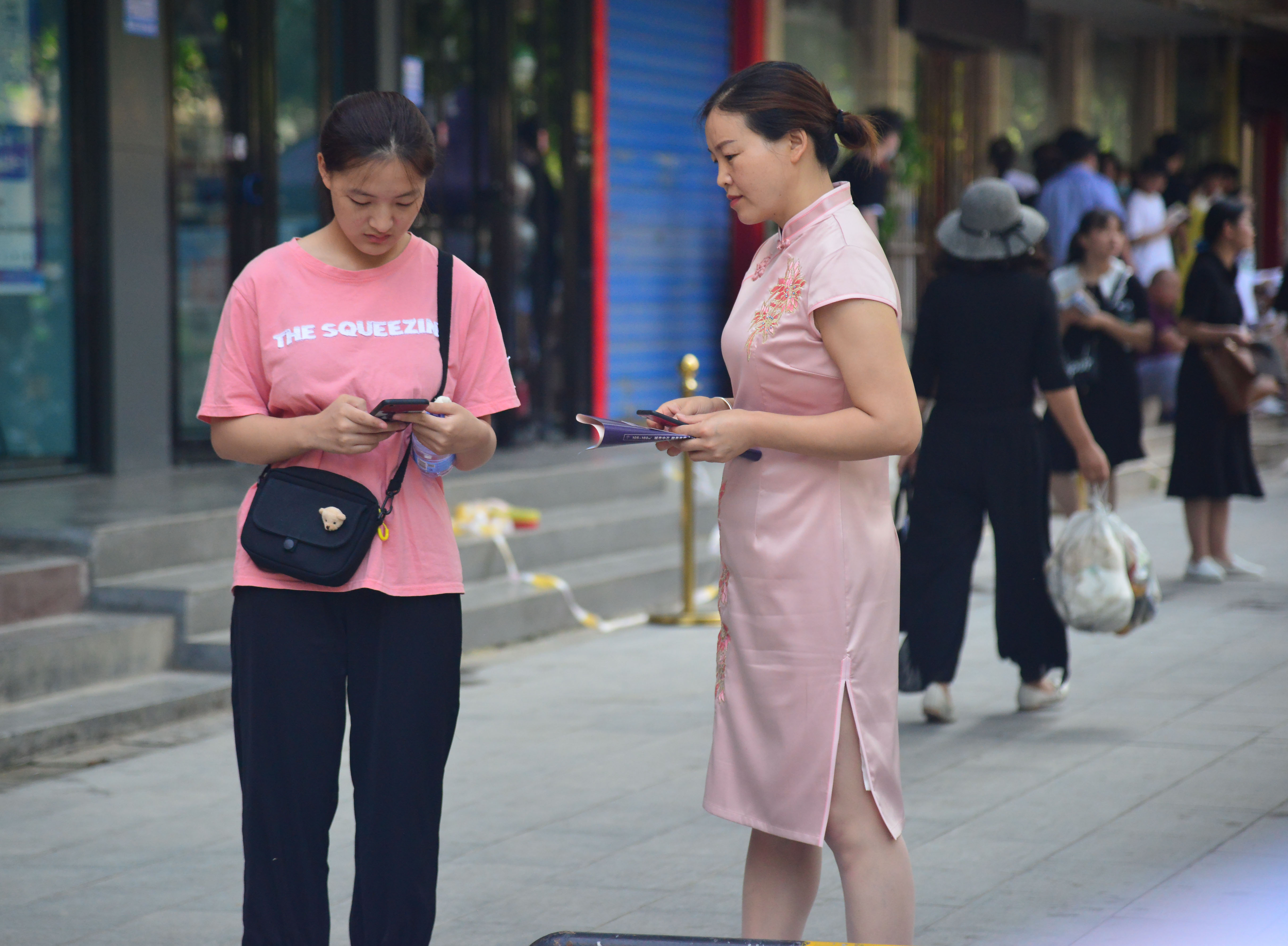 旗開得勝！高考考場外的旗袍媽媽們