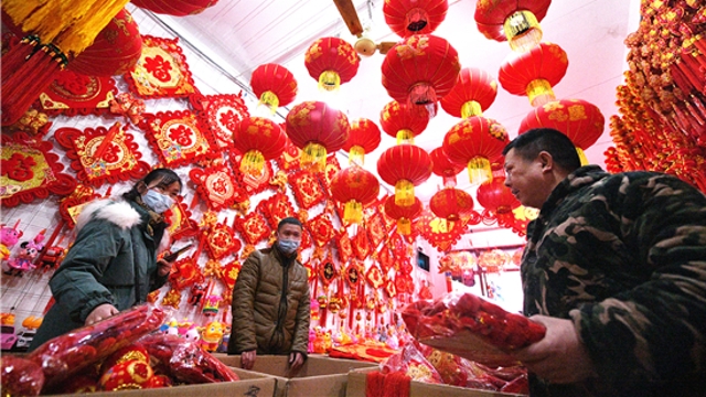 新年到！紅燈籠對(duì)聯(lián)市場(chǎng)俏