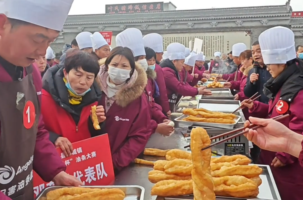 一口酥脆年味濃！鄧城油條大賽燃動新春